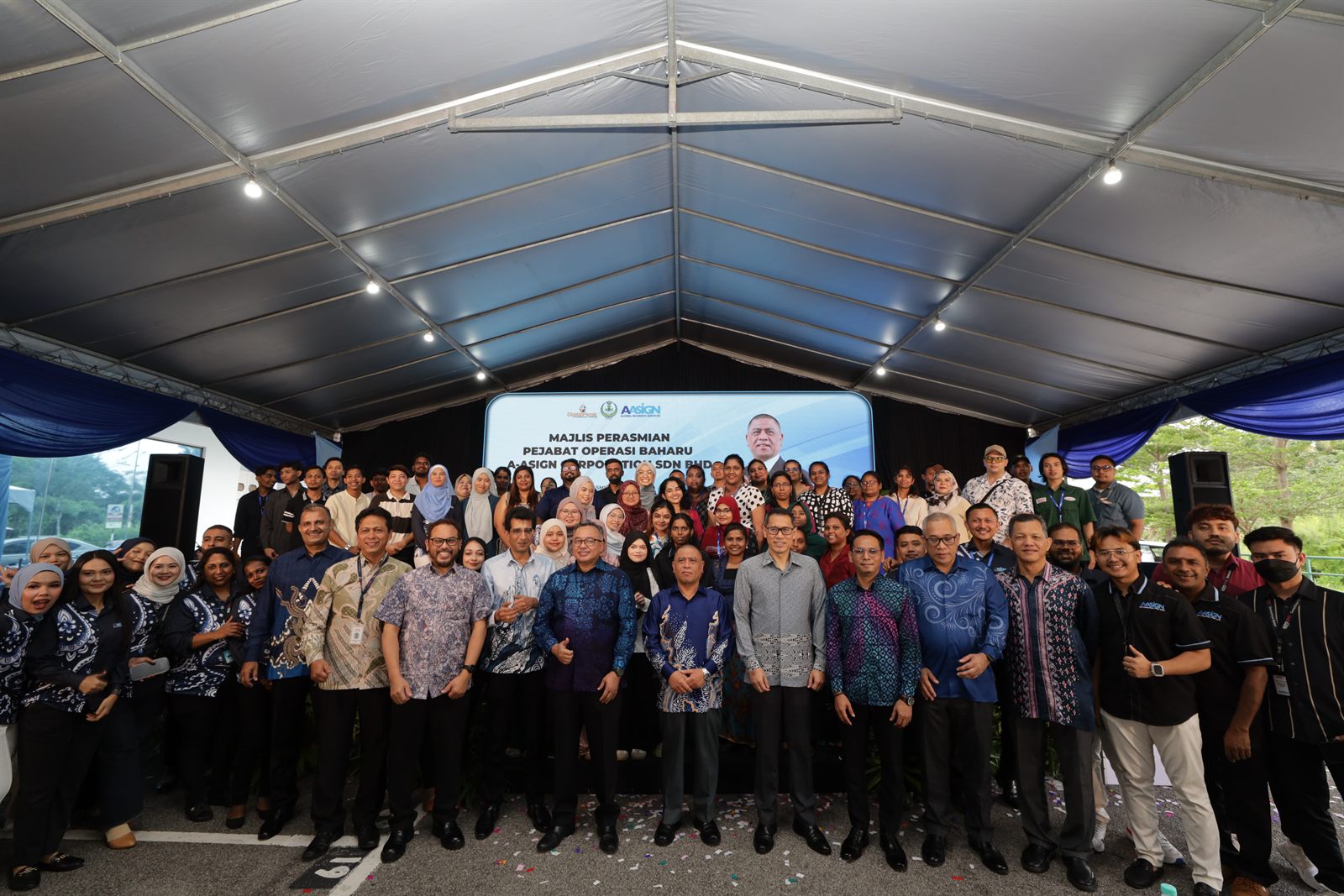 Group photograph of the AASIGN family, partners and guests